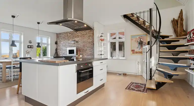 Ferienhaus mit Blick auf Meer und Hafen