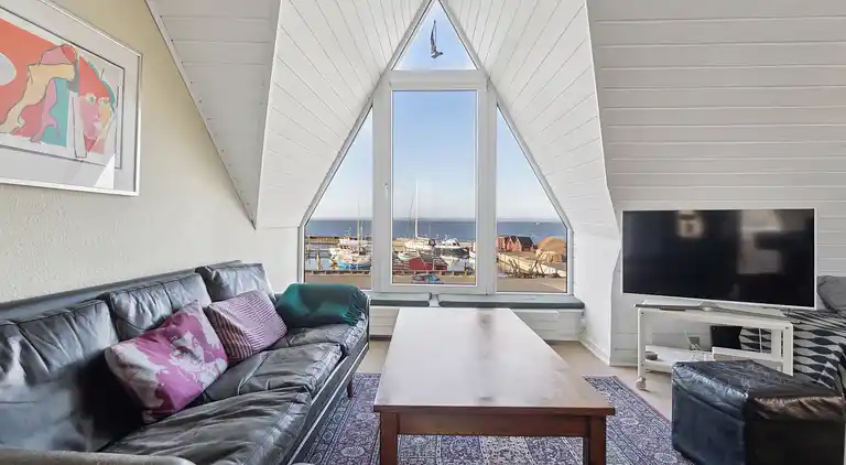 Ferienhaus mit Blick auf Meer und Hafen