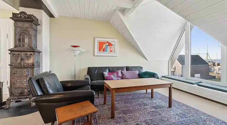 Ferienhaus mit Blick auf Meer und Hafen