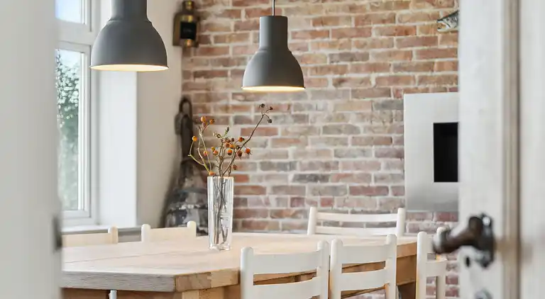 Ferienhaus mit Blick auf Meer und Hafen