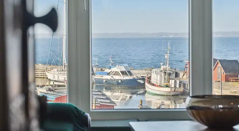 Ferienhaus mit Blick auf Meer und Hafen