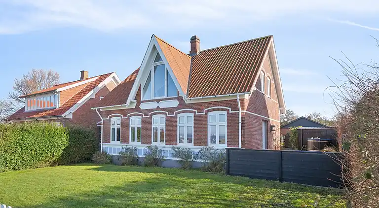 Ferienhaus mit Blick auf Meer und Hafen