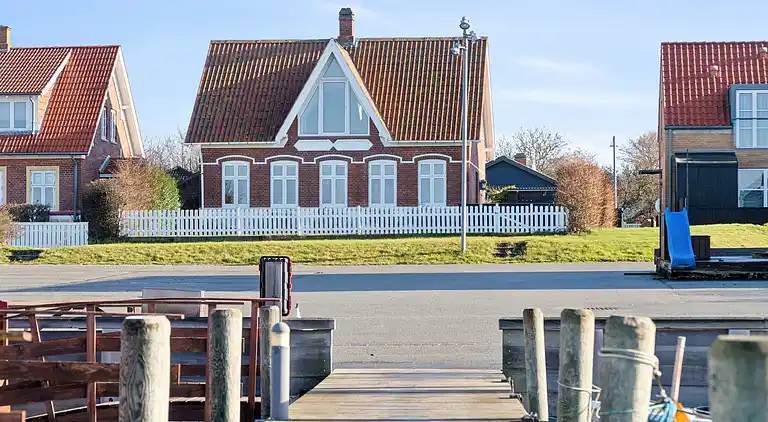 Ferienhaus mit Blick auf Meer und Hafen