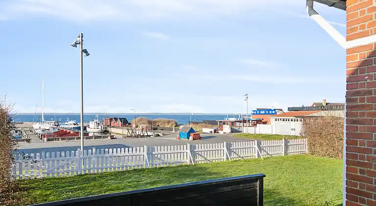 Ferienhaus mit Blick auf Meer und Hafen