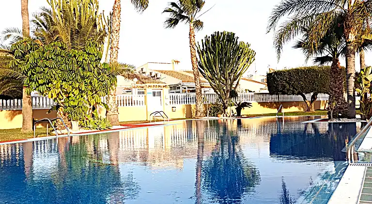 Bungalow in der Nähe des Strandes in Torrevieja, Aguas