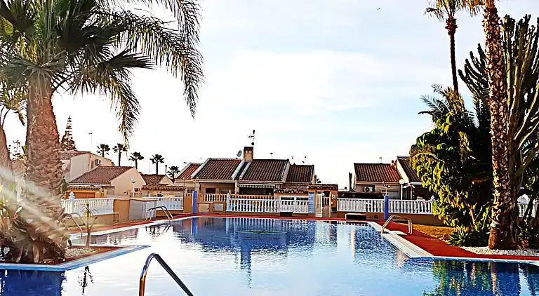 Bungalow in der Nähe des Strandes in Torrevieja, Aguas