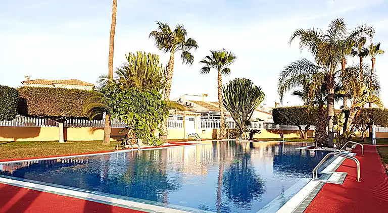 Bungalow in der Nähe des Strandes in Torrevieja, Aguas
