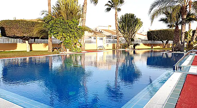 Bungalow in der Nähe des Strandes in Torrevieja, Aguas