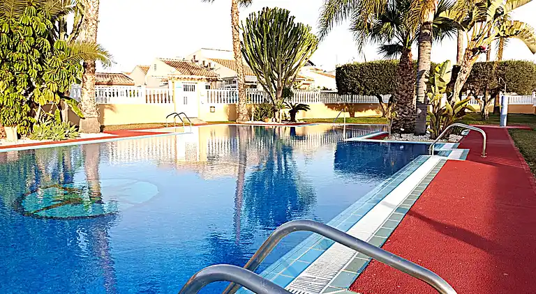 Bungalow in der Nähe des Strandes in Torrevieja, Aguas
