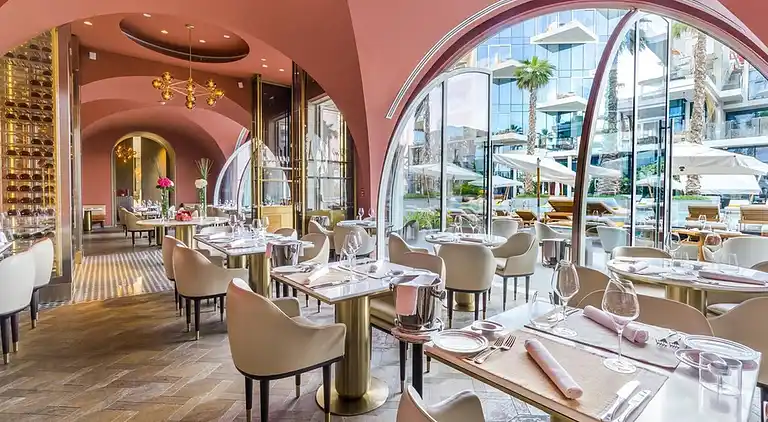 Opulentes Apartment mit 2 Schlafzimmern in Five Palm