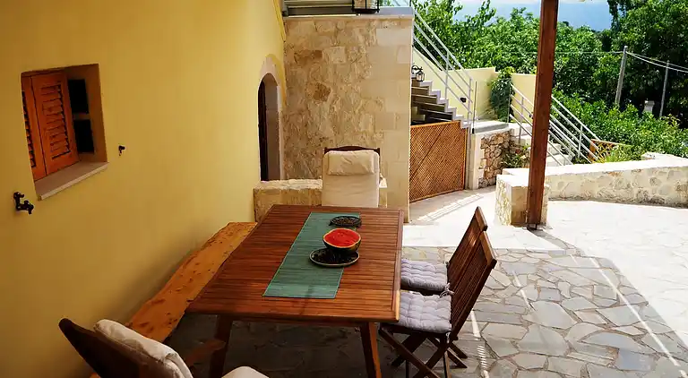 2 apartments sharing garden and pool