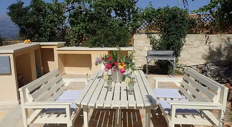 2 apartments sharing garden and pool