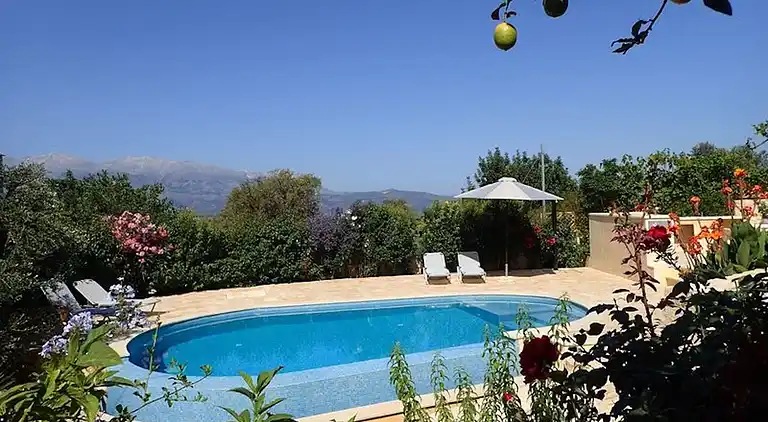 2 apartments sharing garden and pool