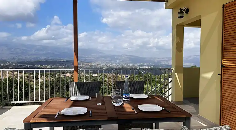 2 apartments sharing garden and pool