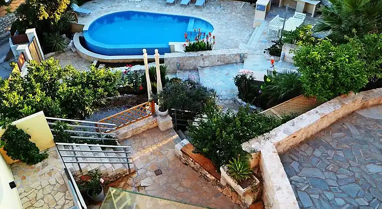 2 apartments sharing garden and pool