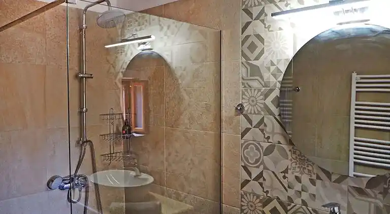 2 apartments sharing garden and pool