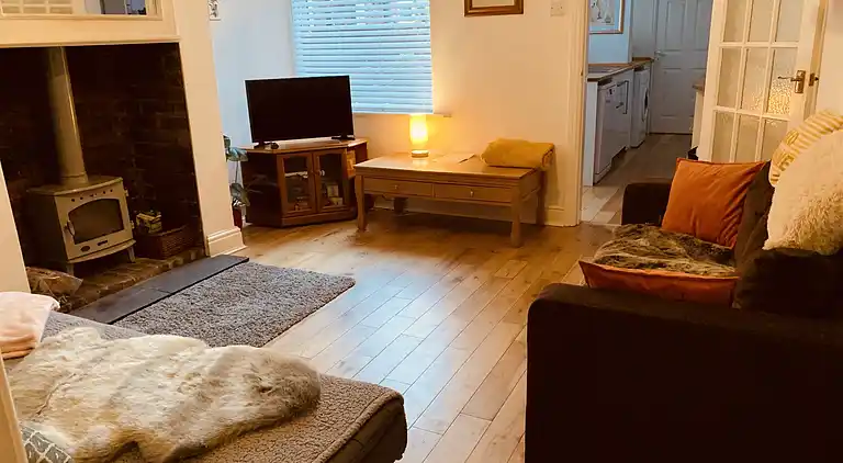 Cosy cottage sleeps 6 suit families, contractors, couples