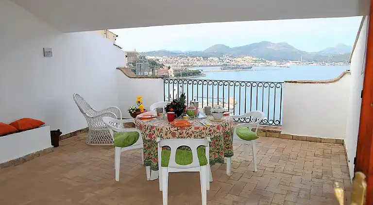 Belvedere-Haus mit Panoramaterrasse am Golf von Gaeta