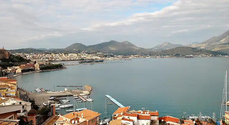 Belvedere-Haus mit Panoramaterrasse am Golf von Gaeta