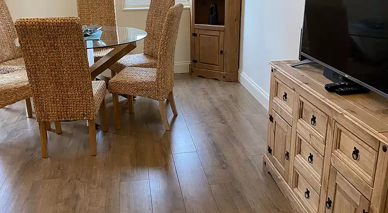 Haus am Wasser, 3 Schlafzimmer, Parkplatz, Stadtzentrum von