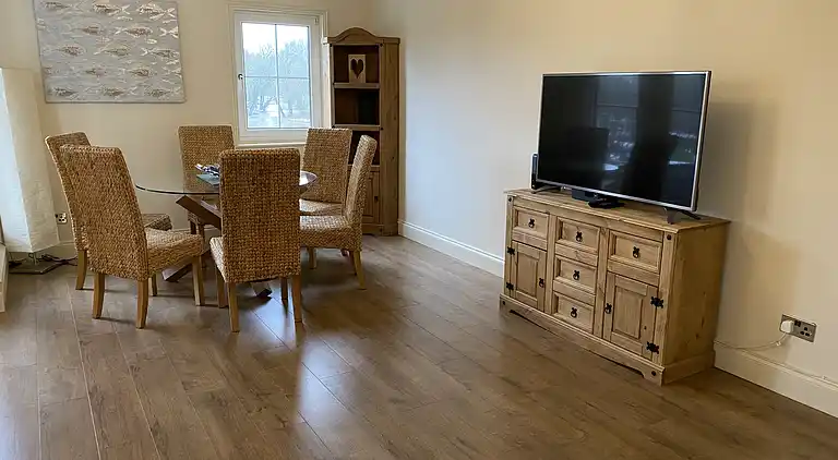 Haus am Wasser, 3 Schlafzimmer, Parkplatz, Stadtzentrum von