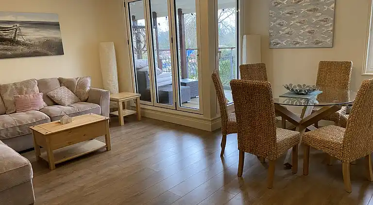 Haus am Wasser, 3 Schlafzimmer, Parkplatz, Stadtzentrum von