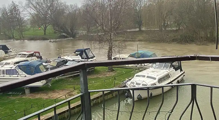 Haus am Wasser, 3 Schlafzimmer, Parkplatz, Stadtzentrum von