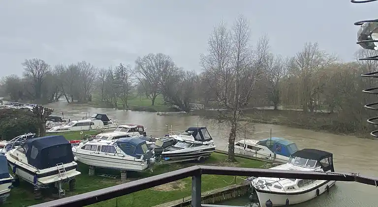 Haus am Wasser, 3 Schlafzimmer, Parkplatz, Stadtzentrum von