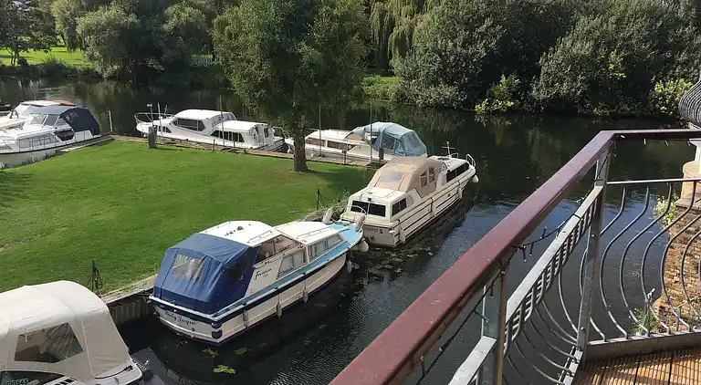 Haus am Wasser, 3 Schlafzimmer, Parkplatz, Stadtzentrum von