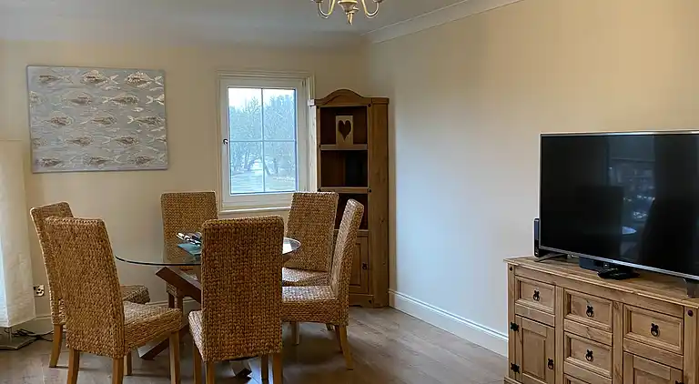 Haus am Wasser, 3 Schlafzimmer, Parkplatz, Stadtzentrum von