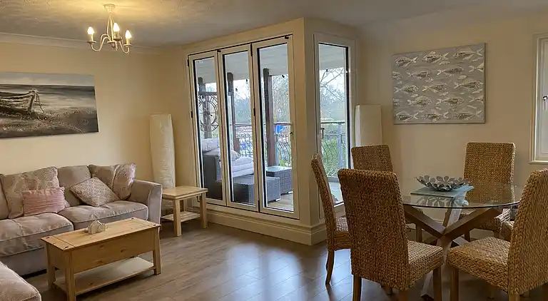 Haus am Wasser, 3 Schlafzimmer, Parkplatz, Stadtzentrum von