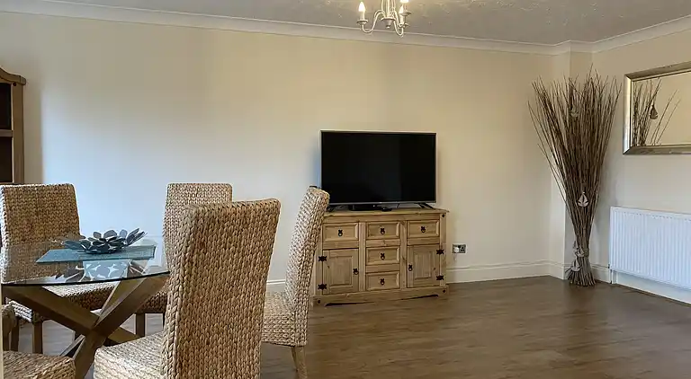 Haus am Wasser, 3 Schlafzimmer, Parkplatz, Stadtzentrum von