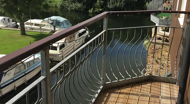 Haus am Wasser, 3 Schlafzimmer, Parkplatz, Stadtzentrum von