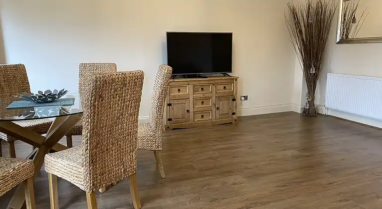 Haus am Wasser, 3 Schlafzimmer, Parkplatz, Stadtzentrum von