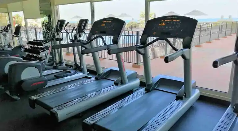 Newly renovated Gulf Studio With Gym beach pool Access