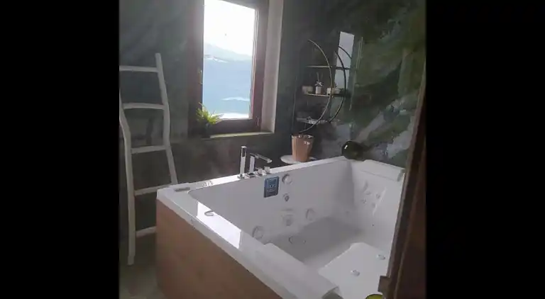 Unterkunft mit Seeblick mit Whirlpool