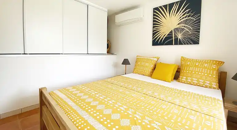 Villa low air-conditioned private lagoon pool and garden