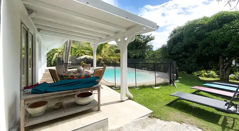 Villa low air-conditioned private lagoon pool and garden