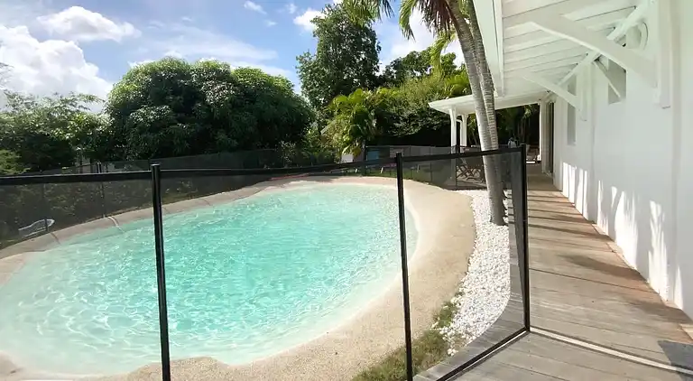 Villa low air-conditioned private lagoon pool and garden