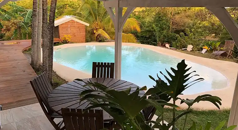 Villa low air-conditioned private lagoon pool and garden