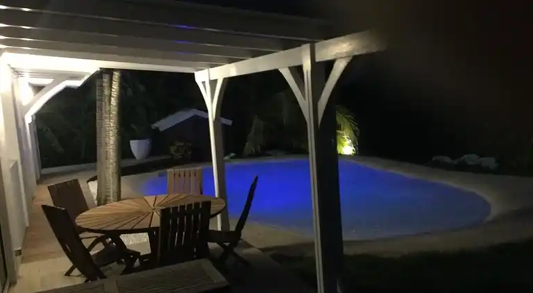 Villa low air-conditioned private lagoon pool and garden