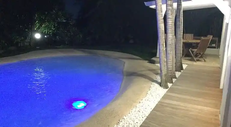 Villa low air-conditioned private lagoon pool and garden