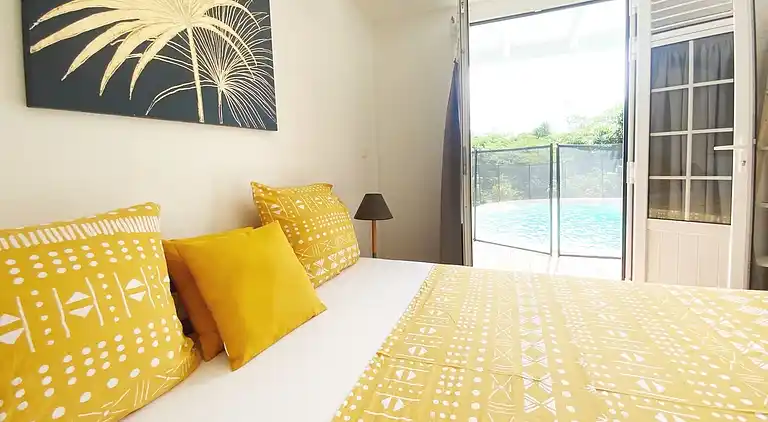 Villa low air-conditioned private lagoon pool and garden