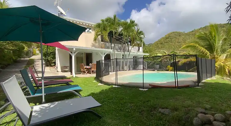 Villa low air-conditioned private lagoon pool and garden