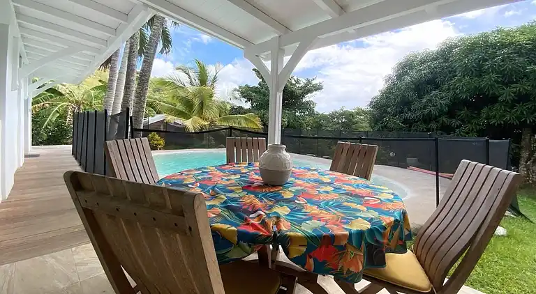 Villa low air-conditioned private lagoon pool and garden