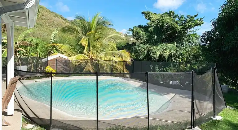 Villa low air-conditioned private lagoon pool and garden