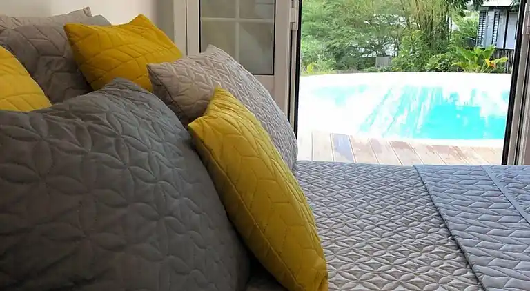 Villa low air-conditioned private lagoon pool and garden