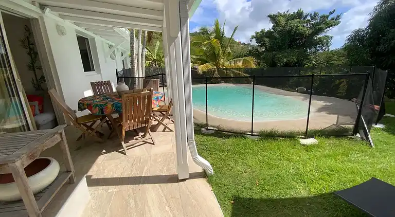 Villa low air-conditioned private lagoon pool and garden