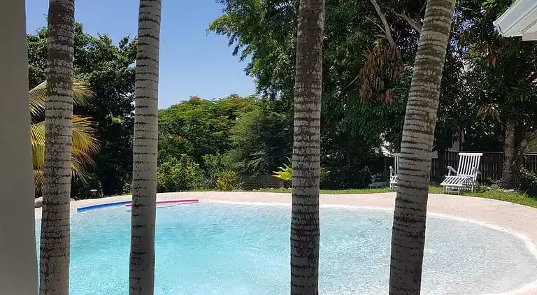 Villa low air-conditioned private lagoon pool and garden