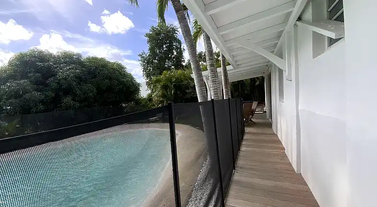 Villa low air-conditioned private lagoon pool and garden